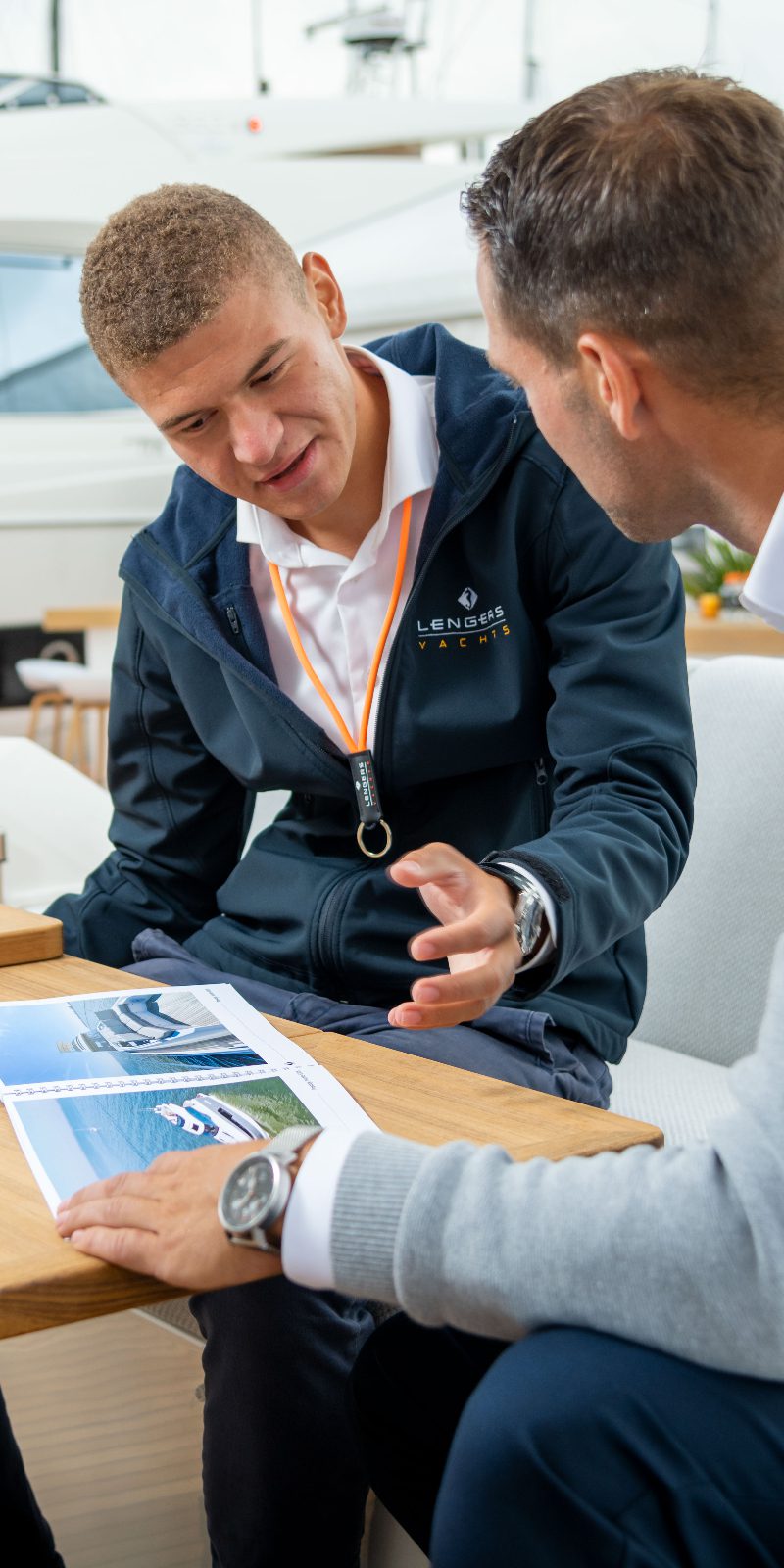 student jachtmakelaar opleiding in een boot naast klant