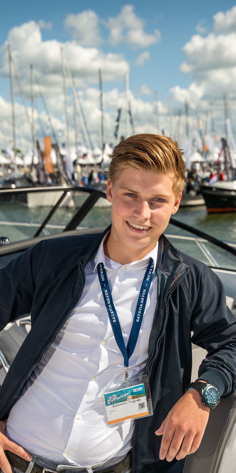 iva watersport opleiding student in boot met uitzicht op jachthaven